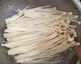 Foto langkah ke 1 dari resep Jamur Enoki Krispi.