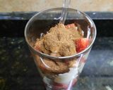 Foto del paso 5 de la receta: Copa de frutillas tipo cheesecake