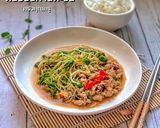 รูปขั้นตอนการทำที่ 3 ของ ต้นอ่อนทานตะวันผัดน้ำมันหอยใส่หมู