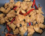 Foto langkah ke 3 dari resep Paha Ayam Fillet Krispy Tumis Daun Jeruk.
