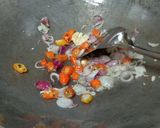 Foto langkah ke 3 dari resep Oseng cumi asin tahu.