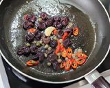 Foto del passaggio 2 della ricetta Spaghetti alla puttanesca