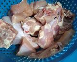 A picture of step 1 of Chicken aloo ka salan.
