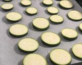 Une image de l'étape 1 de Rondelles de courgettes gratinées.