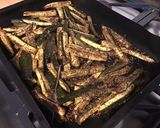 Une image de l'étape 8 de Frites de courgettes au four herbes de Provence basilic et parmesan.