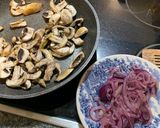 Foto del paso 3 de la receta Bocata de lomo adobado con champiñón y cebolla