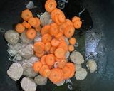 Foto langkah ke 6 dari resep Tumis Sawi Putih, Wortel & Bakso.