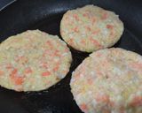 Foto del paso 3 de la receta: Pizzas hawaianas con base de coliflor, zanahoria y papa🍍🧀🍕🥔🥙🥕🧀
