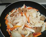 Foto langkah ke 3 dari resep Tumis Jamur Tiram Putih.