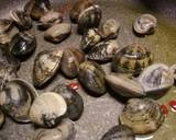 Spaghetti with vongole (clams) and fresh tomatoes recipe step 1 photo