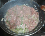 Foto del paso 2 de la receta: Pasta con salsa de carne y ensalada