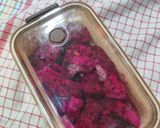 Foto langkah ke 1 dari resep Dragon Fruit Smoothie (dragon fruit, yogurt, milk, honey).