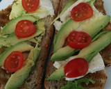 Foto del paso 2 de la receta: Tosta de Camembert, aguacate y cherry