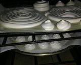 Foto del paso 8 de la receta: Torta elegante de merengue, dulce de leche y chantilly