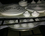 Foto del paso 8 de la receta: Torta elegante de merengue, dulce de leche y chantilly