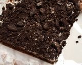 A picture of step 4 of Frozen Oreo Pudding Cheesecake.