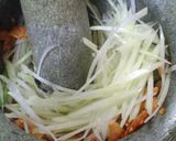 A picture of step 5 of Som Tum (Thai Green Papaya Salad).