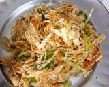 A picture of step 4 of Spring noodles rolls.
