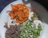 Foto langkah ke 1 dari resep Sup Jamur Kancing Sayur Daging.