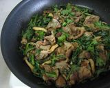 A picture of step 5 of Pork and Shungiku Chrysanthemum Greens Brown Sugar Stir-Fry.