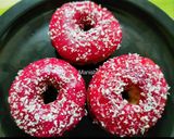 A picture of step 7 of Strawberry Doughnuts.