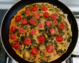 Foto del paso 4 de la receta: Tortilla de espinacas con sobrasada y tomates cherry 🍅