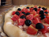 Torta salata philadelphia, tonno, pomodorini e olive