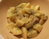 Foto del paso 2 de la receta: Patatas fritas marinadas, con salsa thai siracha