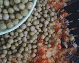 Foto del paso 3 de la receta: Tortilla de arvejas con cebolla y morrón 🫛