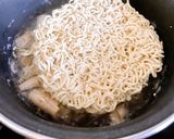 Hình bước làm 2 của món Mì Cay Trộn Nấm Mỡ