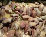 Foto del paso 11 de la receta: Chocos en salsa, brochetas de langostinos al whisky y coquinas al ajillo