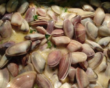 Foto del paso 11 de la receta: Chocos en salsa, brochetas de langostinos al whisky y coquinas al ajillo