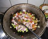 Foto langkah ke 5 dari resep Tumis Cumi Asin dan Petai.