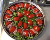 Une image de l'étape 7 de Salade de roquette aux tomates divinina,oignon rouge et mozzarella di buffala.
