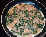 Foto del paso 4 de la receta: Tortilla de canónigos con atún