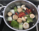 Foto del paso 1 de la receta: Paella de pollo y champis