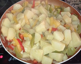 Foto del paso 5 de la receta: Patatas con verduras y filetes de pollo aliñados