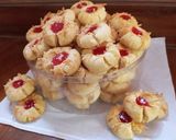 Foto langkah ke 5 dari resep Thumbprint Selai Strawberry.