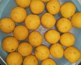 Foto langkah ke 4 dari resep Bola-Bola Ubi Kopong isi Gula Merah.