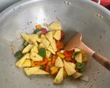 Foto langkah ke 5 dari resep 54. Tumis Ayam Nanas Asam Manis.