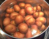 A picture of step 1 of Boiled Red Baby Potatoes.