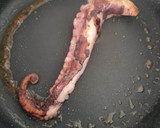 Foto del paso 3 de la receta: Arroz a la Paella de Pulpo y Alitas de Pollo Con Mayonesa de Yakiniku