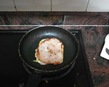 Foto del paso 2 de la receta: Bocadillo de lomo adobado con queso y cebolla frita con papas