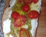 Foto del paso 6 de la receta: Tosta de Queso, Pesto y Tomates Cherry
