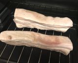 รูปขั้นตอนการทำที่ 4 ของ หมูกรอบ 🐷(ไม่ต้ม/ไม่ตาก)