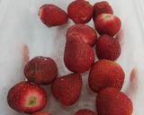 Foto langkah ke 1 dari resep Strawberry Banana Smoothies.