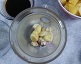 Foto langkah ke 2 dari resep Semur Kentang Ayam Cincang.