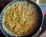 A picture of step 3 of Noodles pizza.