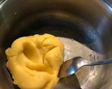 Foto langkah ke 2 dari resep Curros Sosis Keju satu telur No Mixer.