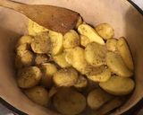 Une image de l'étape 4 de Pommes de terre rattes en cocotte au bouillon de bœuf.